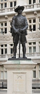 180px-gurkha_soldier_monument_london_-_april_2008
