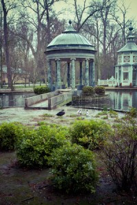 25971682-chinoiserie-ornamental-fountains-of-the-palace-of-aranjuez-madrid-spain