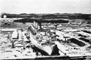 Queen_Mary_in_Singapore_Gaving_Dock_Aug_1940